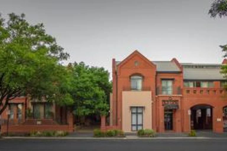 Majestic Old Lion Apartments