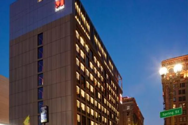 citizenM Los Angeles Downtown