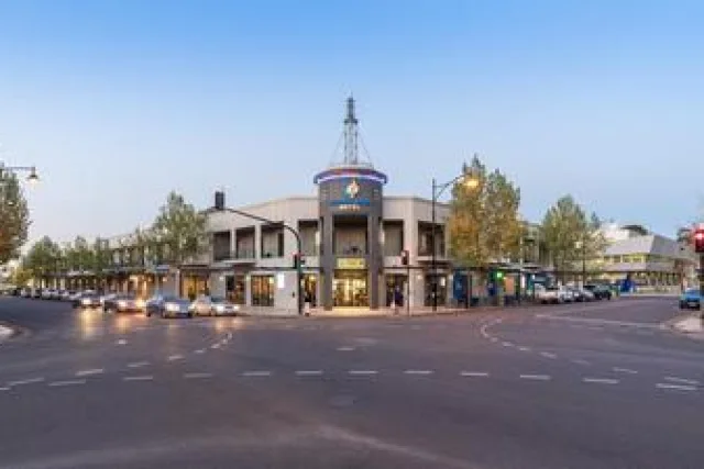 Mawson Lakes Hotel